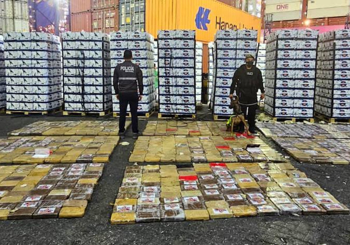 Imagen de la Policía Nacional de Ecuador con los 800 kilos de cocaína que iba a ser enviada a Valencia