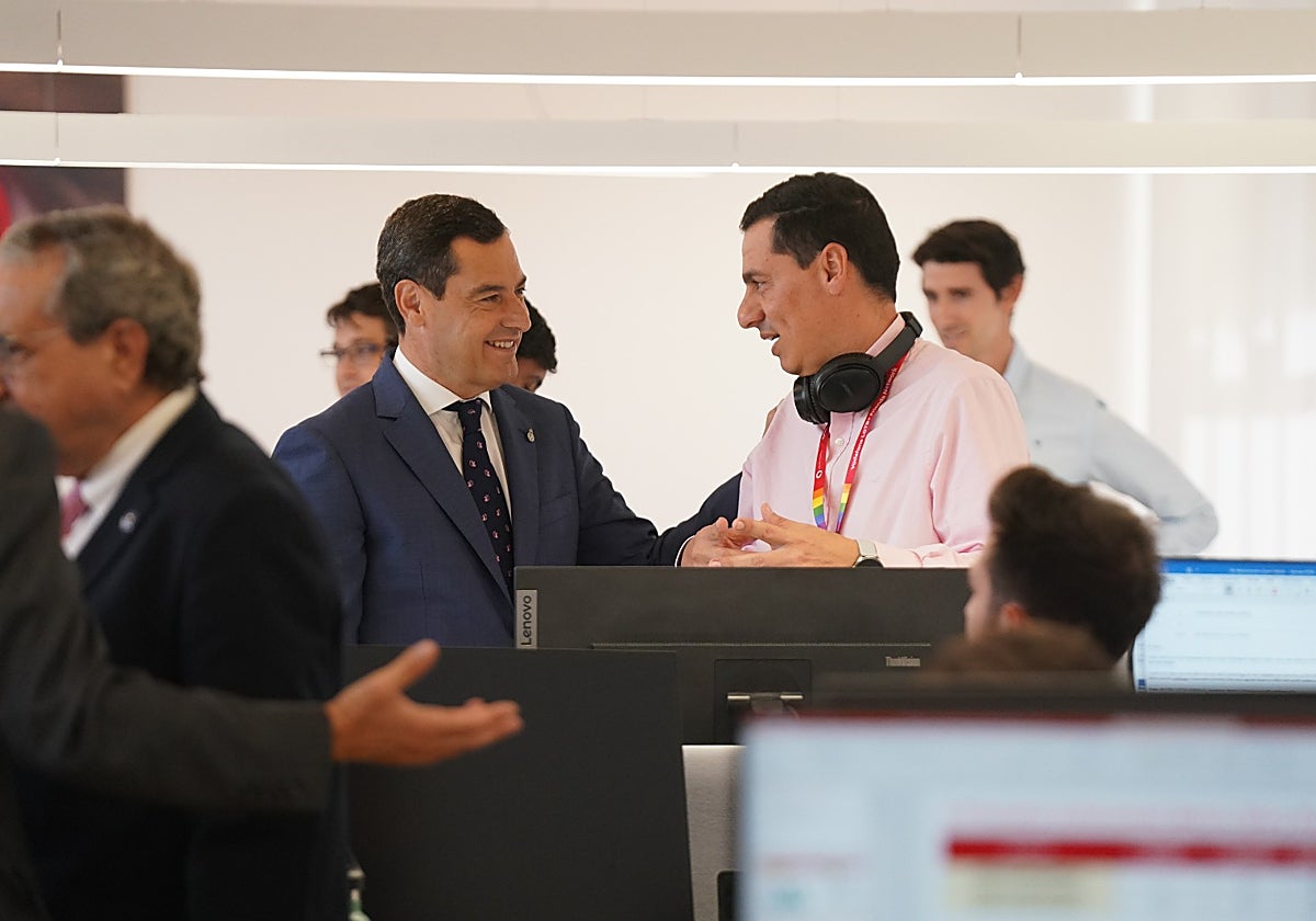 Juanma Moreno durante la visita al centro de Vodafone en Málaga