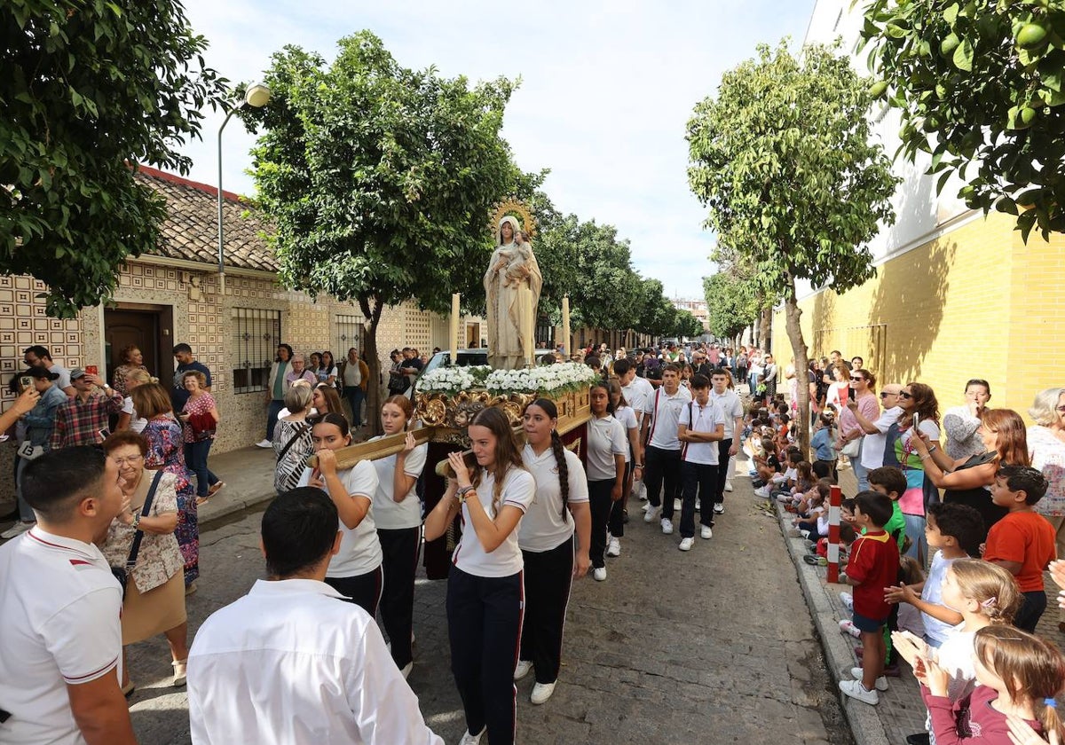 Alumnas del colegio de las mercedarias portan la imagen de la Virgen de la Merced