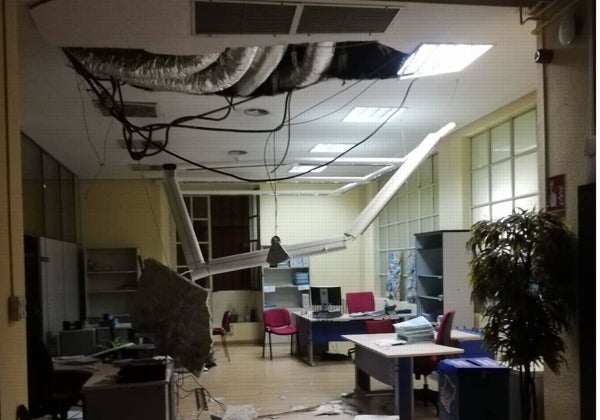 Susto en la Delegación de Hacienda, en la calle Trinidad: se desploma el techo de uno de los despachos