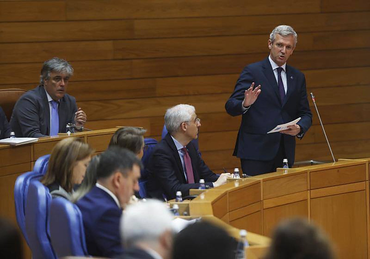 El presidente de la Xunta, Alfonso Rueda, durante una exposición el Parlamento. Imagen de archivo