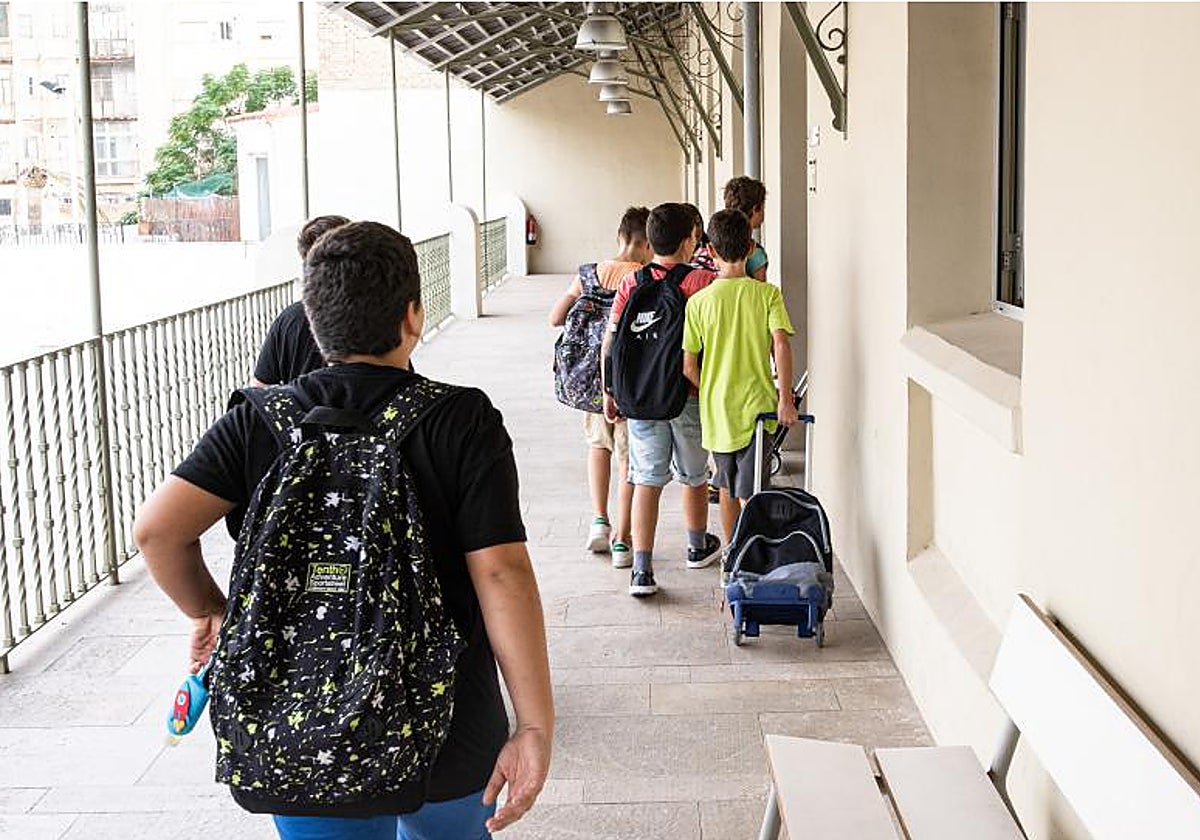 Escolares acceden a un centro educativo en la Comunidad Valenciana, en imagen de archivo.