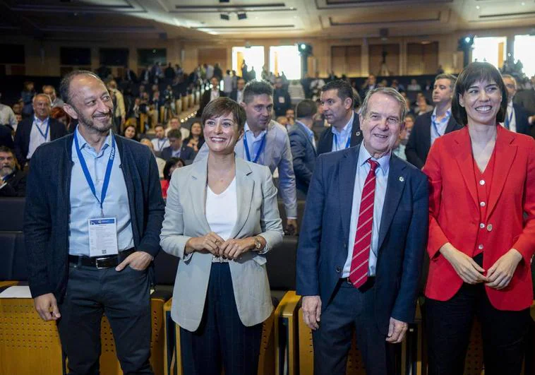 Isabel Rodríguez (centro), portavoz del Gobierno, junto a Abel Caballero, alcalde de Vigo