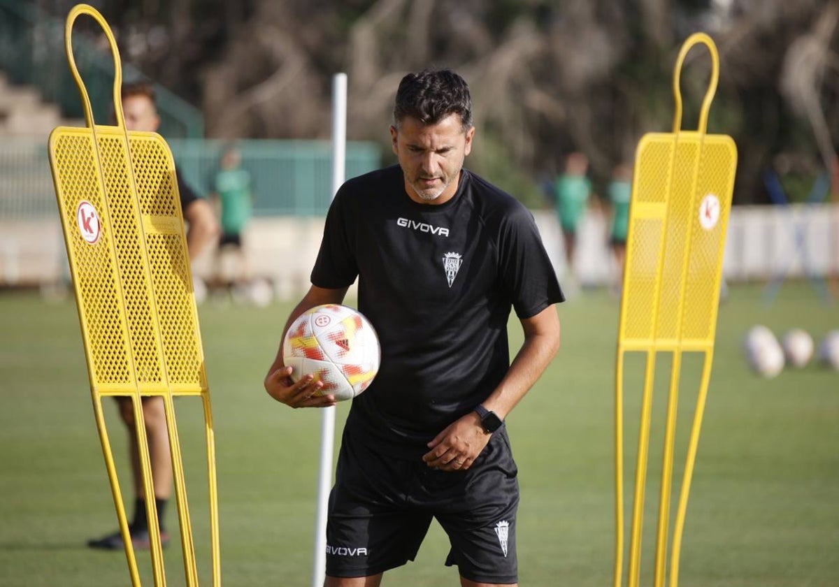 El técnico blanquiverde Iván Ania durante un entrenamiento