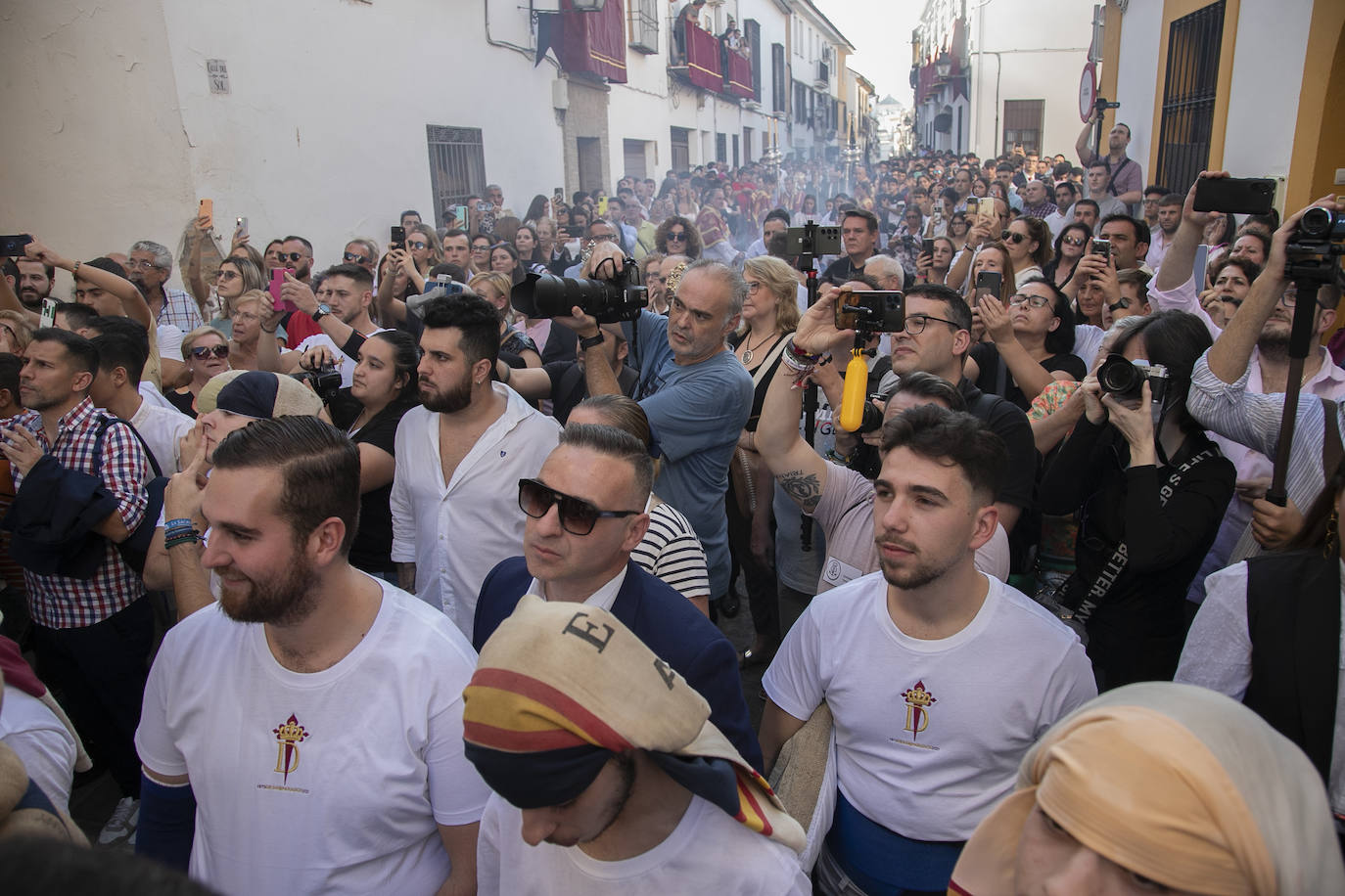 Fotos: la pletórica procesión extraordinaria de la Virgen de los Desamparados en Córdoba