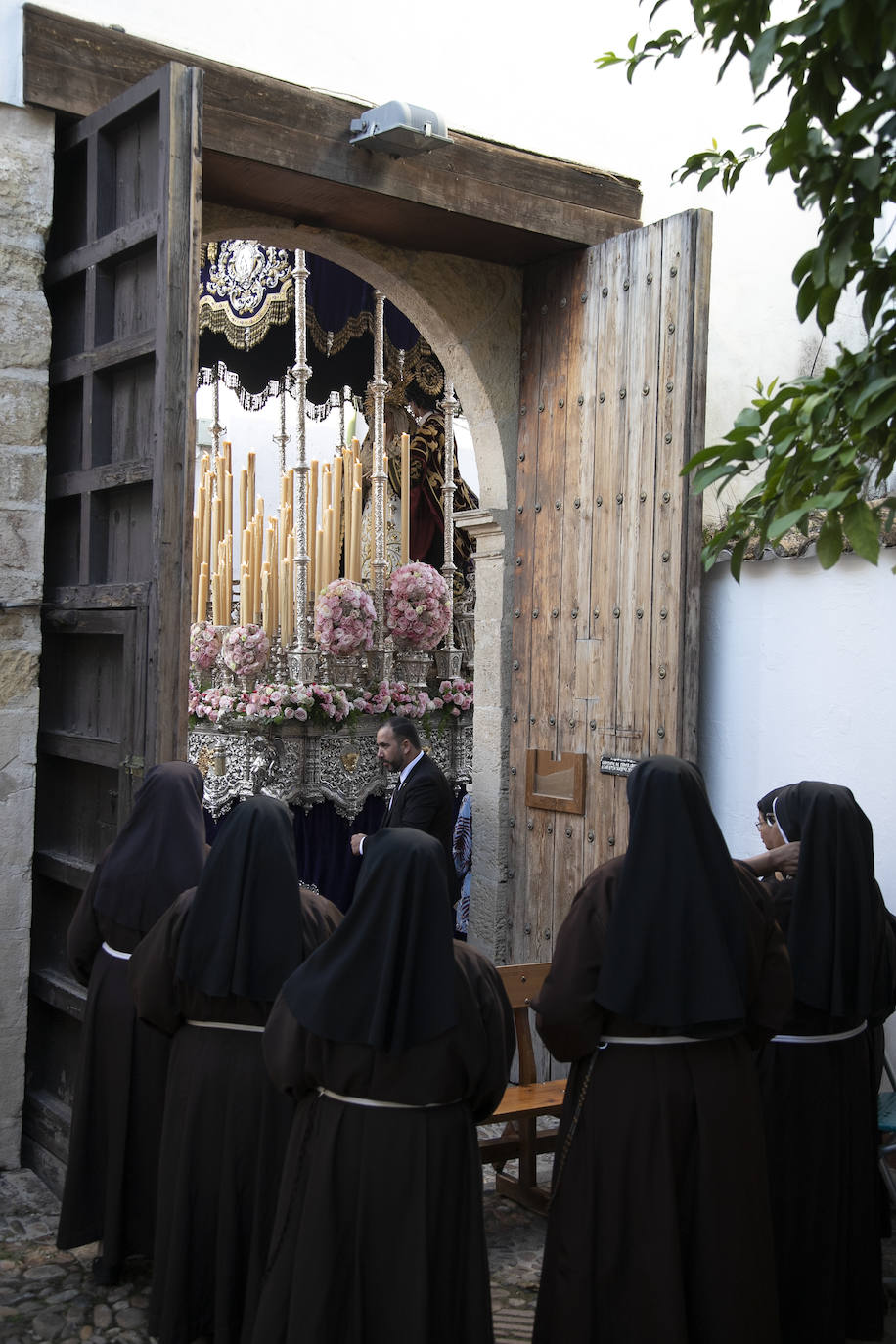 Fotos: la pletórica procesión extraordinaria de la Virgen de los Desamparados en Córdoba