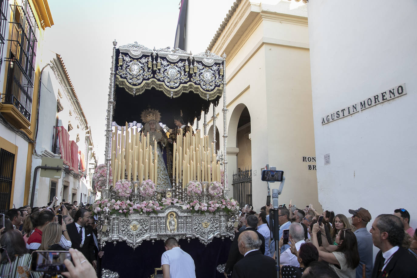 Fotos: la pletórica procesión extraordinaria de la Virgen de los Desamparados en Córdoba