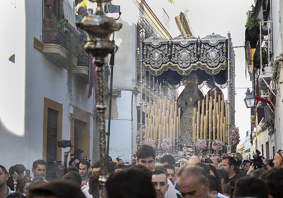 El palio de la Virgen de los Desamparados, arropada entre la multitud en Agustín Moreno