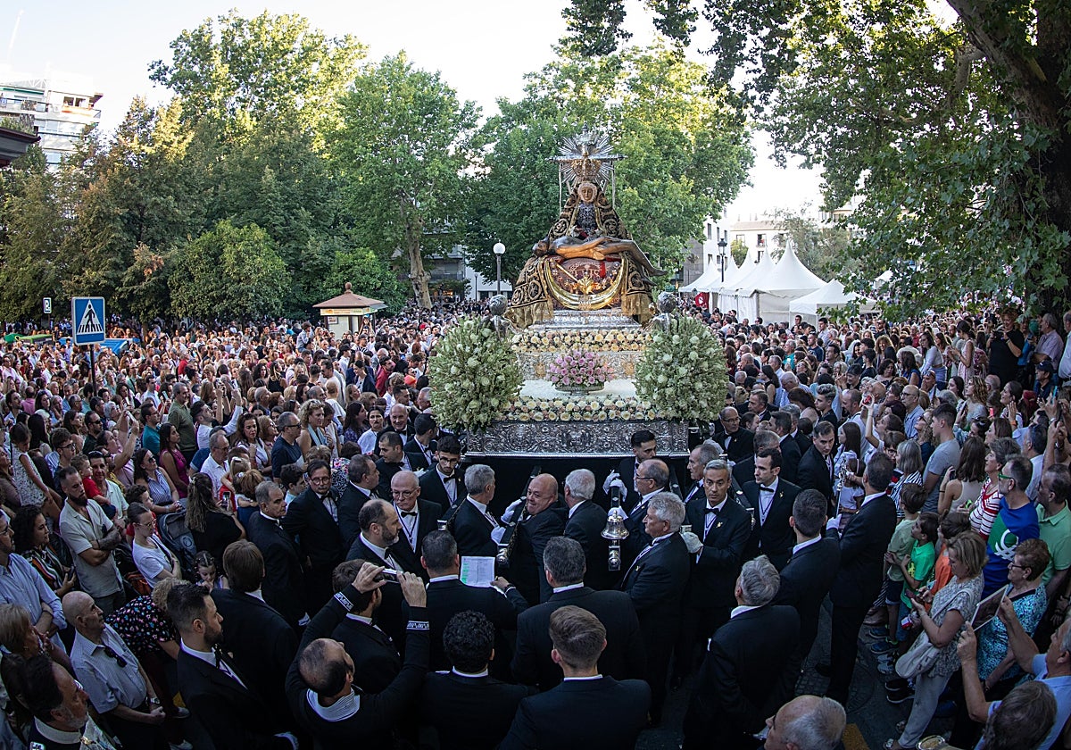 La imagen de la virgen, tras salir de su basílica, inicia su recorrido por el centro de Granada