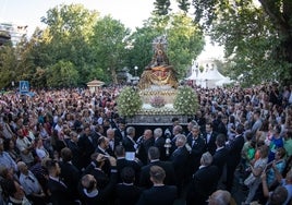 La procesión de la Virgen de las Angustias de Granada lleva a la calle a más de 100.000 personas