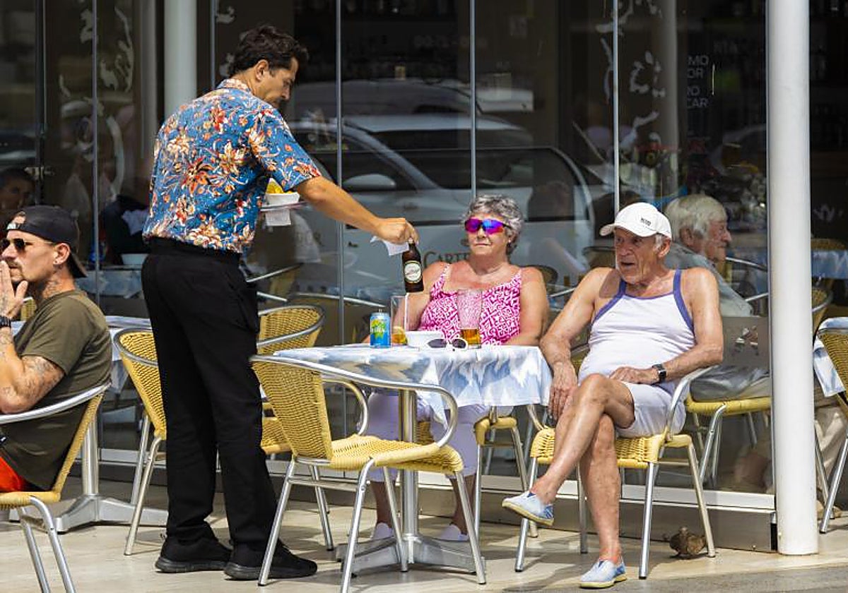 Imagen de archivo de un camarero en un bar de la Comunidad Valenciana.