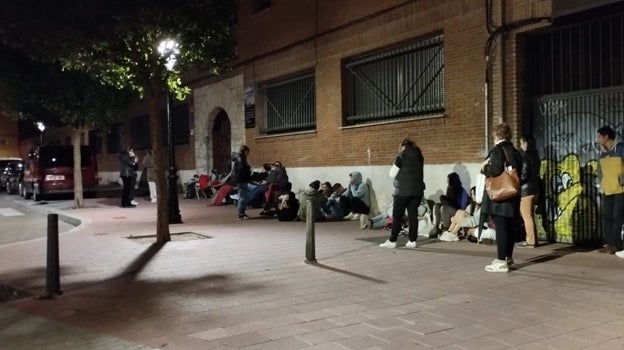 Cola durante la noche a las puertas del centro didáctico María Inmaculada de Valladolid para conseguir una plaza de FP