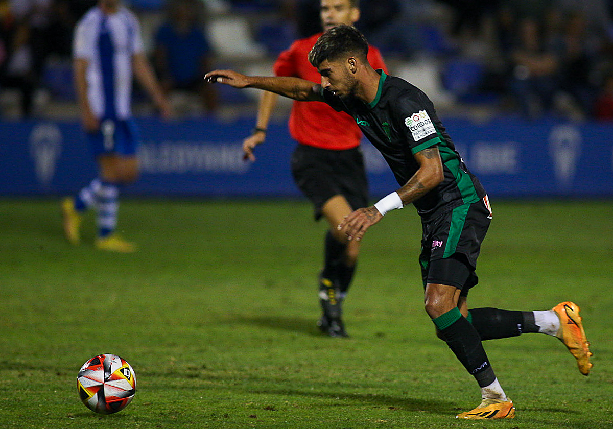 Calderón intenta un disparo durante el partido ante el Alcoyano