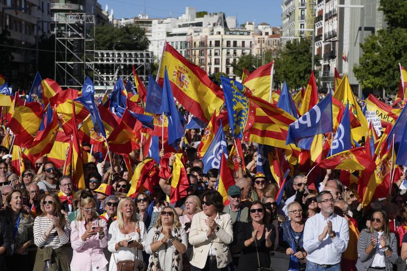 A medida que se acercaba la hora de inicio de la concentración, la plaza se ha ido llenando