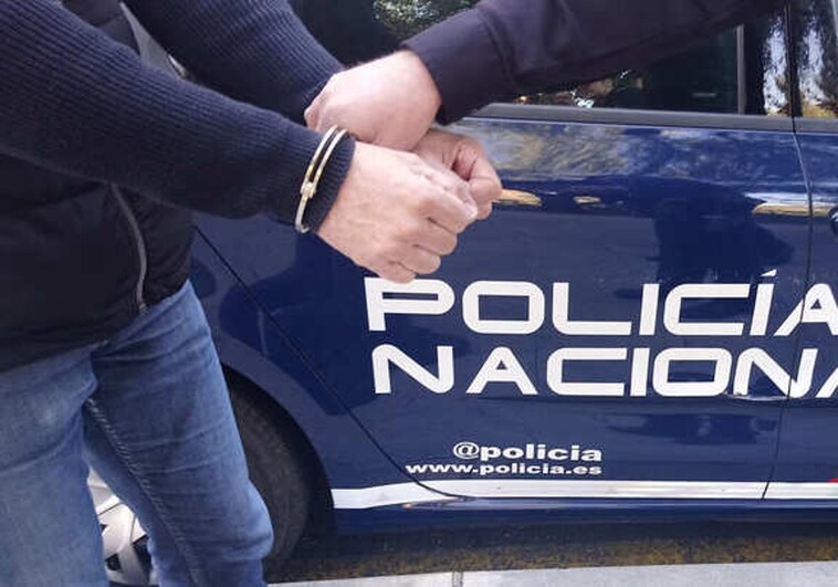 Una persona detenida por la Policía Nacional en una imagen de archivo