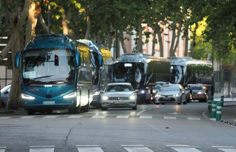 Varios autocares estacionados en Valladolid, desde donde también se han desplazado decenas de simpatizantes al acto del PP