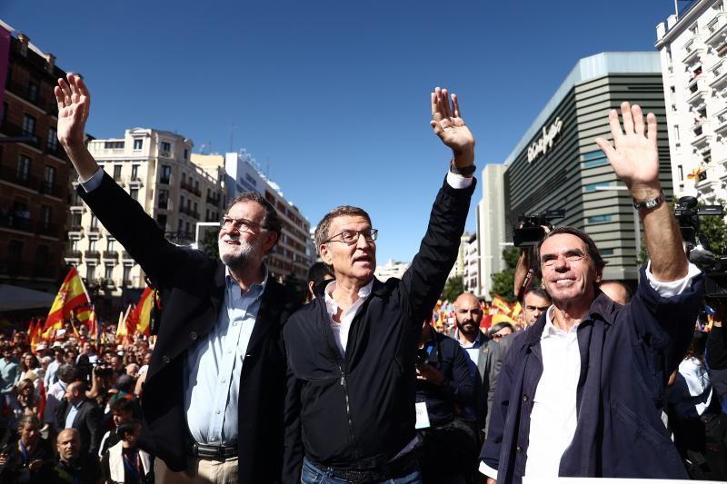 Feijóo, arropado por Rajoy y Aznar, saludando a los miles de asistentes que se han congregado en la zona