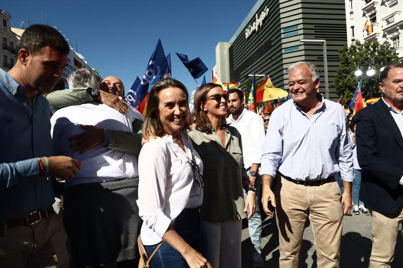 Cuca Gamarra o Esteban González Pons han sido otras de las caras visibles que no han faltado a la concentración cívica de la Plaza Felipe II