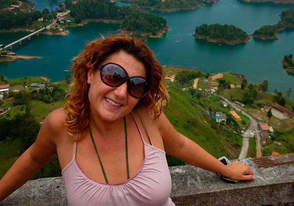 La periodista metida a empresaria posa en Guatape (Colombia) durante su vuelta al mundo tras la que escribió un libro con consejos prácticos para mujeres que viajan solas