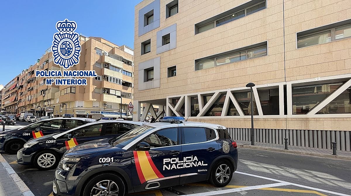 Coches patrullas aparcados junto a la Comisaría Provincial de la Policía Nacional en Alicante.