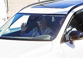 Don Juan Carlos aterriza en Vigo para participar de nuevo en las regatas de Sangenjo