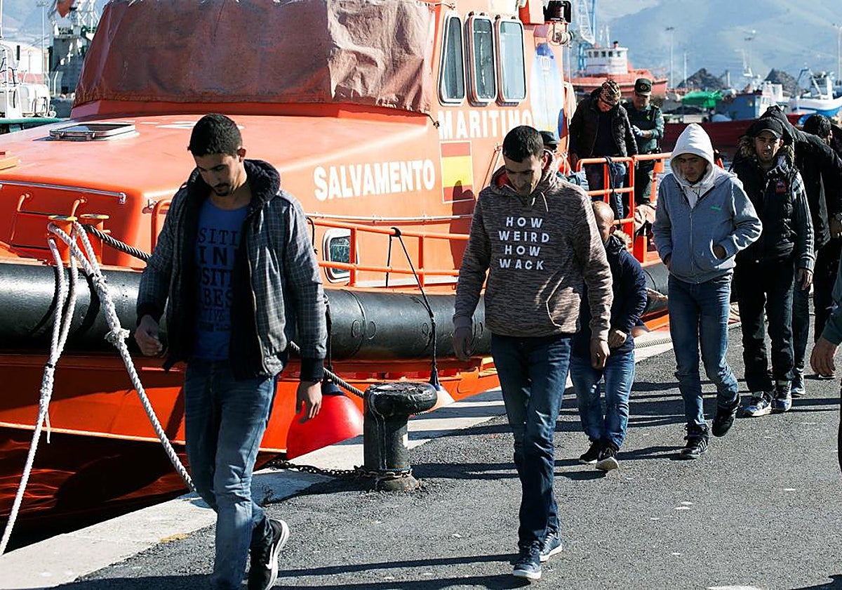 Foto de archivo de migrantes llegados al puerto de Motril