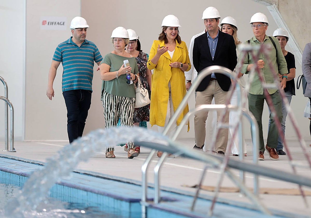 Imagen de la alcaldesa de Valencia, María José Catalá, y del vicepresidente de la Generalitat, Vicente Barrera, este lunes durante su visita al pabellón