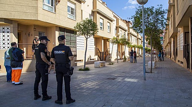 Agentes de la Policía Nacional, personal de Emergencias y vecinos en la calle Jaume I, donde se produjo la deflagración.
