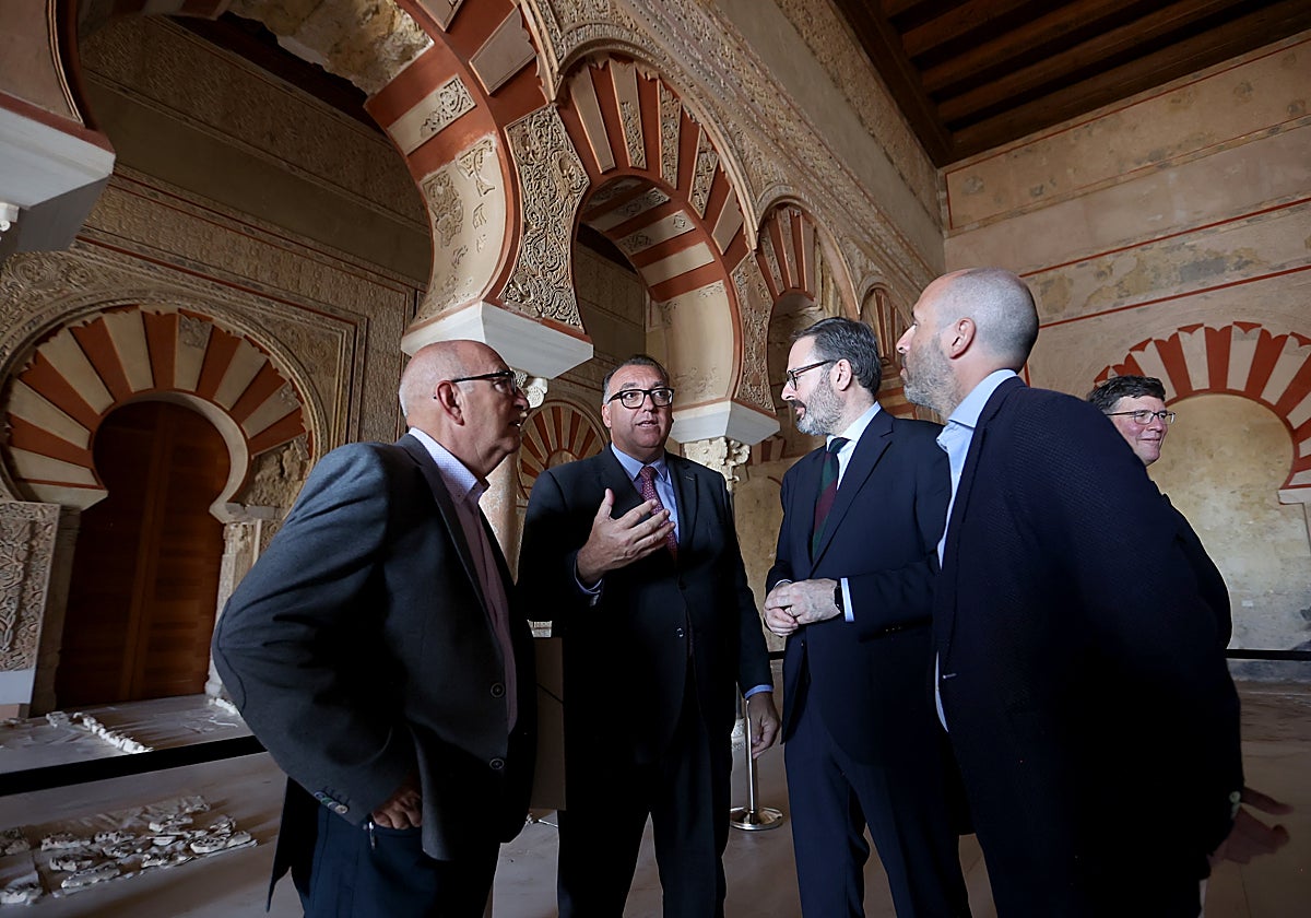 El consejero de Turismo, Deporte y Cultura, en el centro, este lunes en Medina Azahara