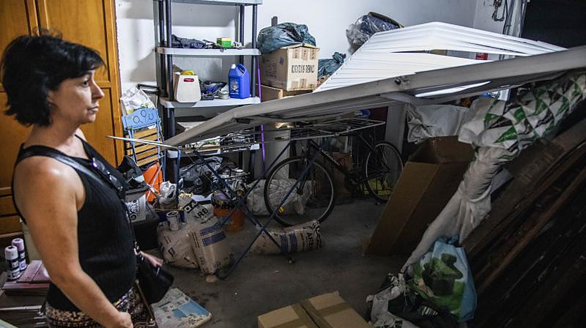 Belén, vecina próxima a la explosión química, muestra los estragos causados en su vivienda.