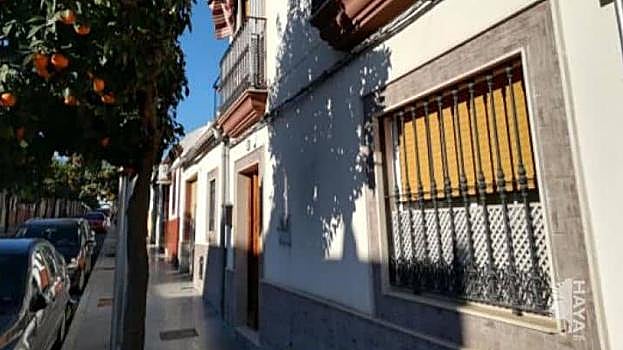 Imagen de la calle Yosuf, donde se vende una vivienda por 31.200 euros