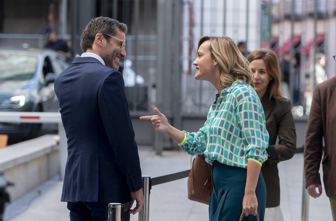 El portavoz del PP y vicesecretario de Cultura y Sociedad Abierta, Borja Sémper y la Ministra de Educación y portavoz nacional del PSOE, Pilar Alegría a su llegada a la primera sesión del debate de investidura del líder del PP, en el Congreso de los Diputados