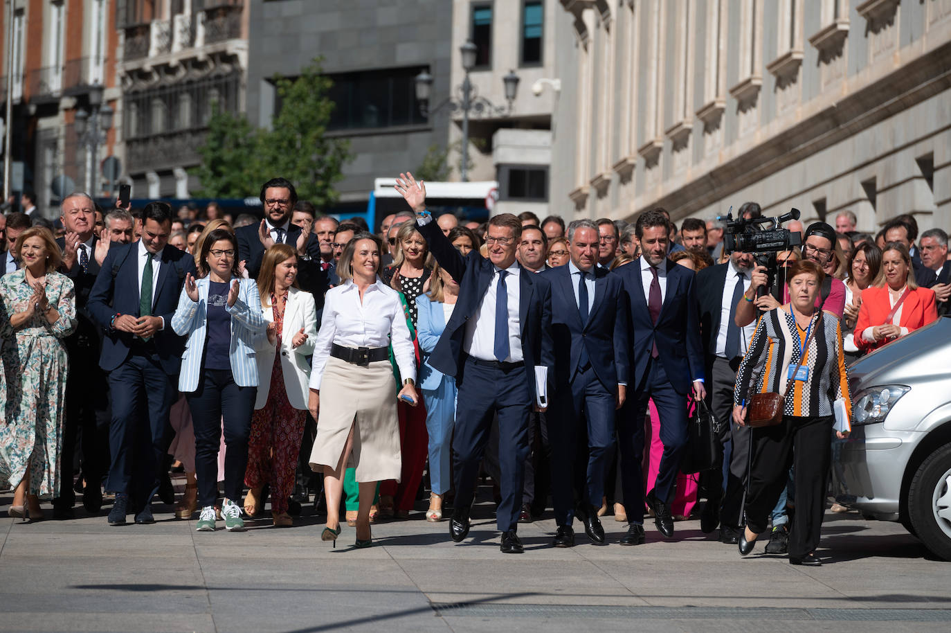 El presidente del PP y candidato a la presidencia del Gobierno, Alberto Núñez Feijóo ha llegado entre aplausos al Congreso de Diputados, flanqueado por su equipo y grupo parlamentario y con Cuca Gamarra a su lado