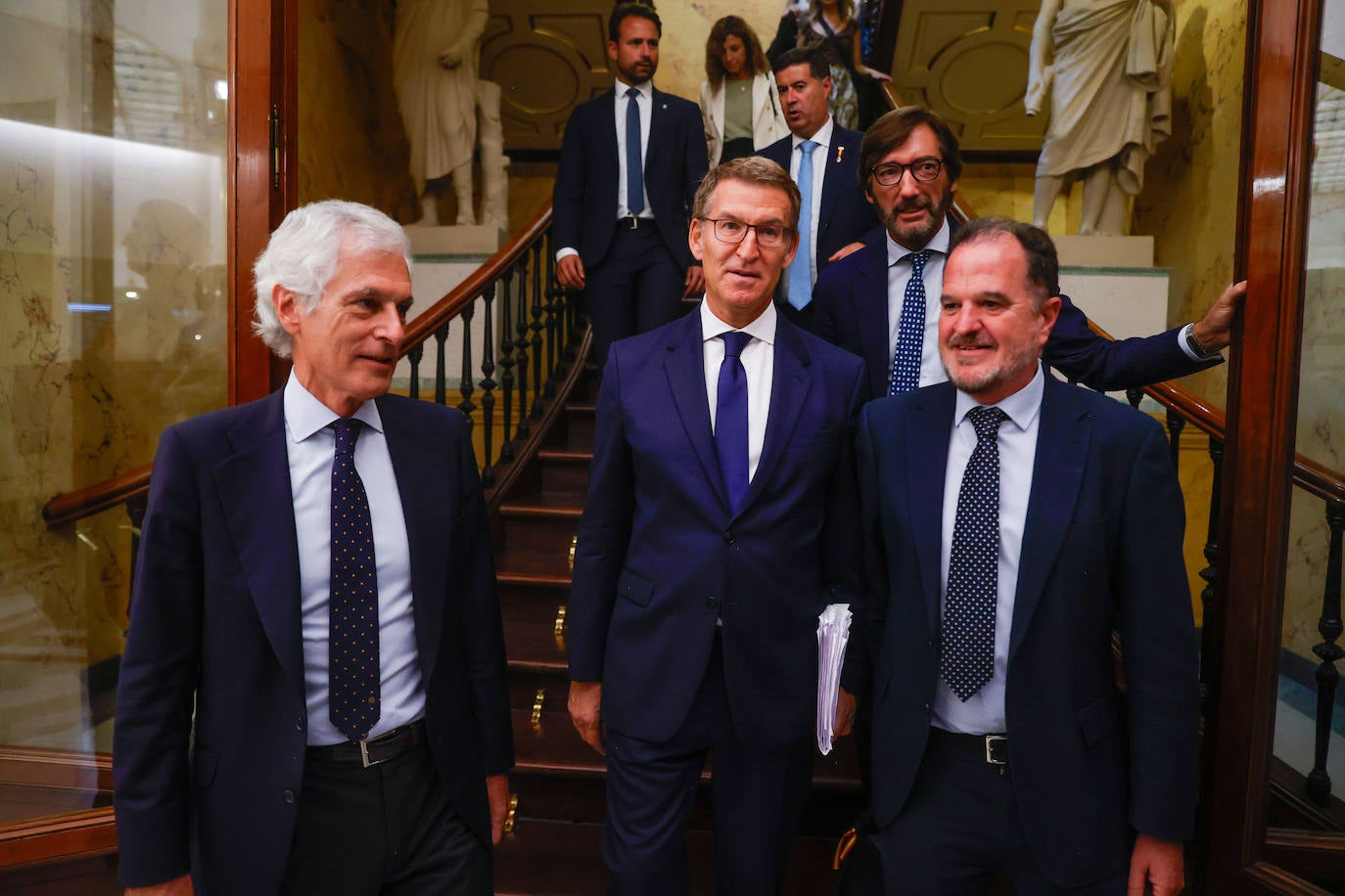 El presidente del PP y candidato a la presidencia del Gobierno, Alberto Núñez Feijóo  junto con el presidente del partido en el País Vasco, Carlos Iturgaiz  y el exdiputado Adolfo Suárez Illana tras dirigirse al Congreso