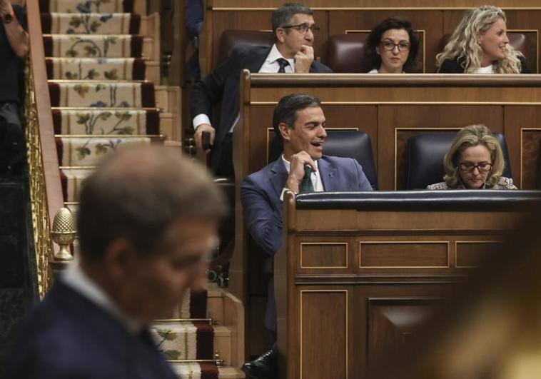 El presidente del Gobierno en funciones, Pedro Sánchez, durante la intervención del candidato a la investidura, Alberto Núñez Feijóo