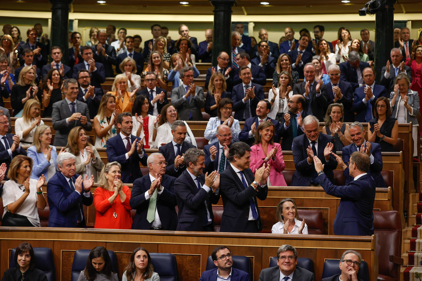 Alberto Núñez Feijóo recibe ovación de pie de sus diputados tras finalizar su intervención en el debate de investidura en el Congreso de los Diputados, este martes