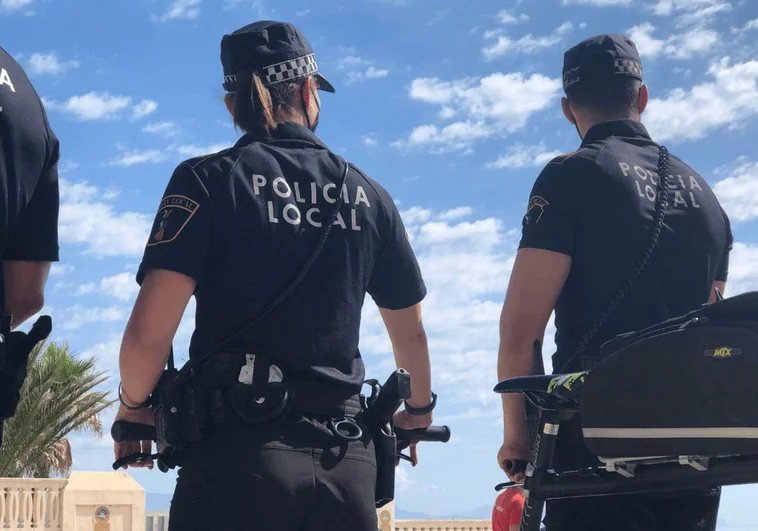 Imagen de archivo de varios agentes de la Policía Local de Elche