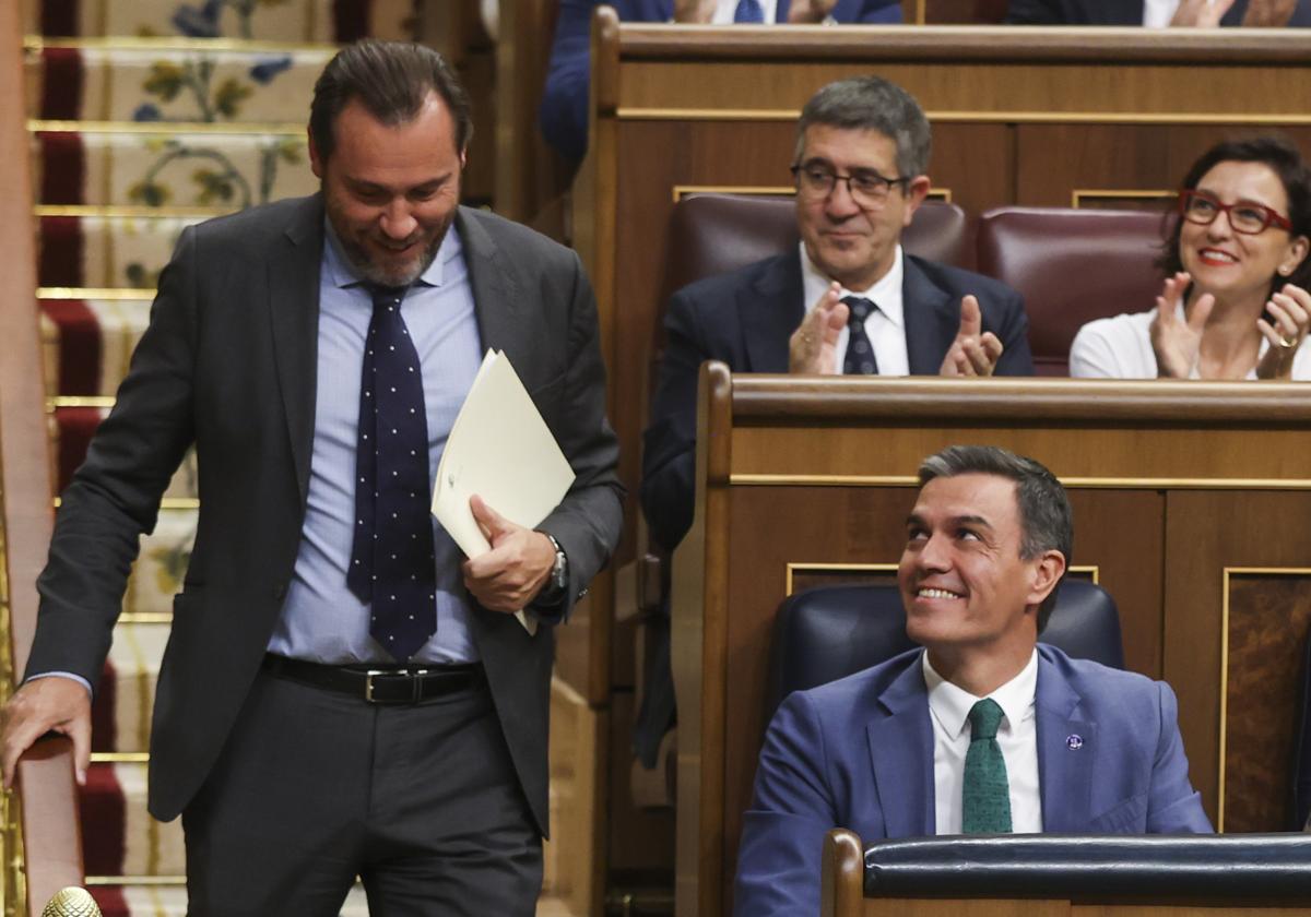 El diputado por Valladolid, Óscar Puente, se dirige a la tribuna de oradores ante la mirada de Pedro Sánchez