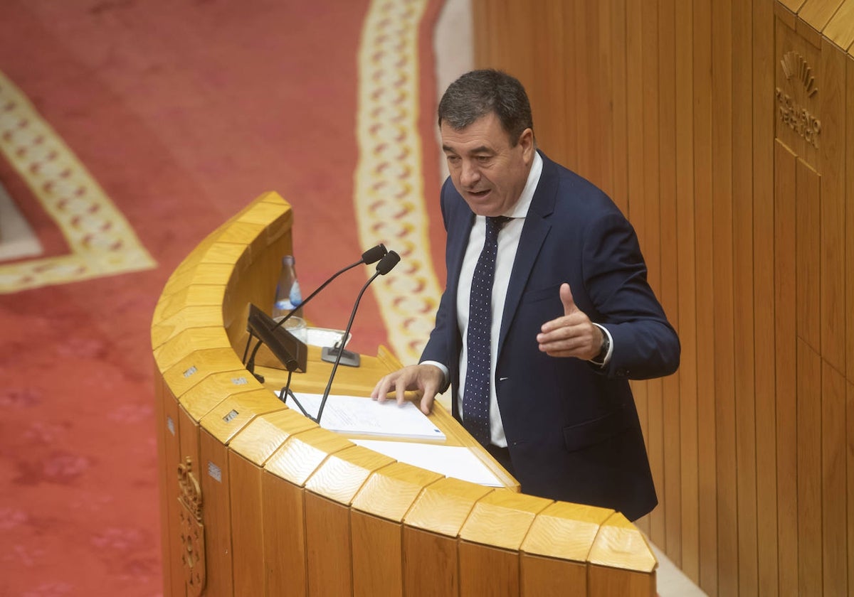 El Conselleiro de Educación, Román Rodríguez, en el pleno celebrado en el Parlamento Gallego