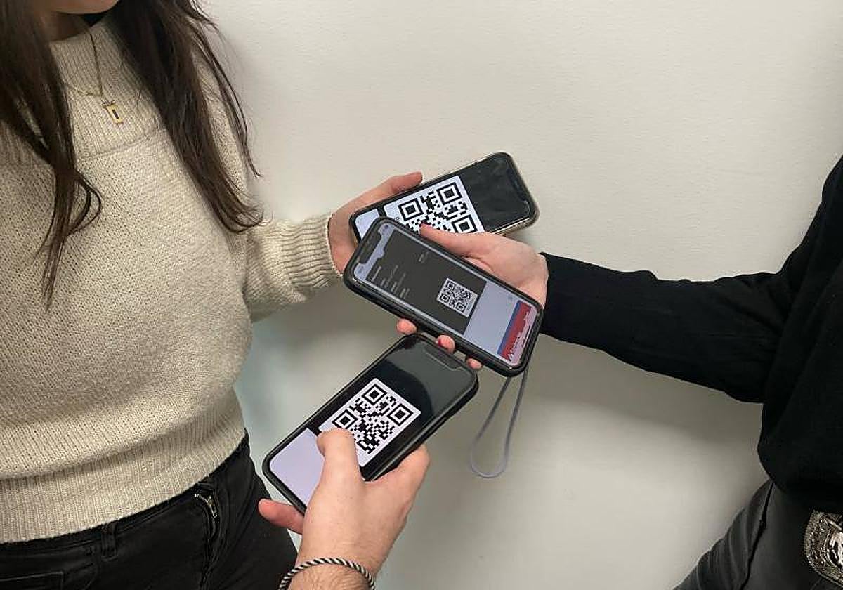 Nuevo fraude con QR: estafados varios padres al escanear un QR de extraescolares pegado en colegios de Madrid