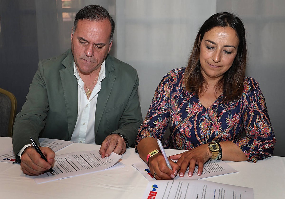 Domiciano Curiel, portavoz de Vamos Palencia, y Miriam Andrés, líder del PSOE en Palencia, firman el acuerdo de cogobernanza en el Ayuntamiento de la capital palentina