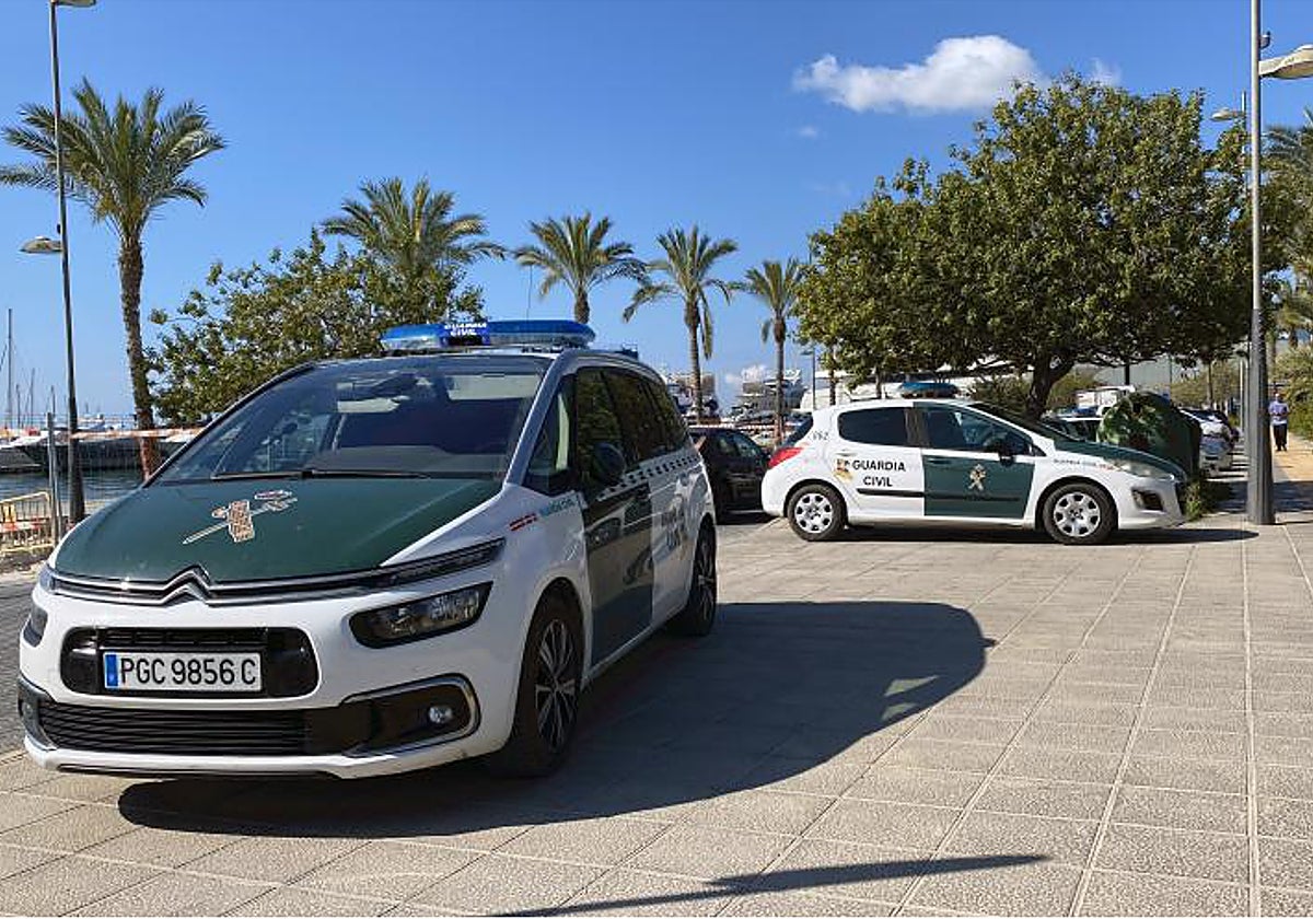 Dos vehículos patrulla de la Guardia Civil de Alicante.
