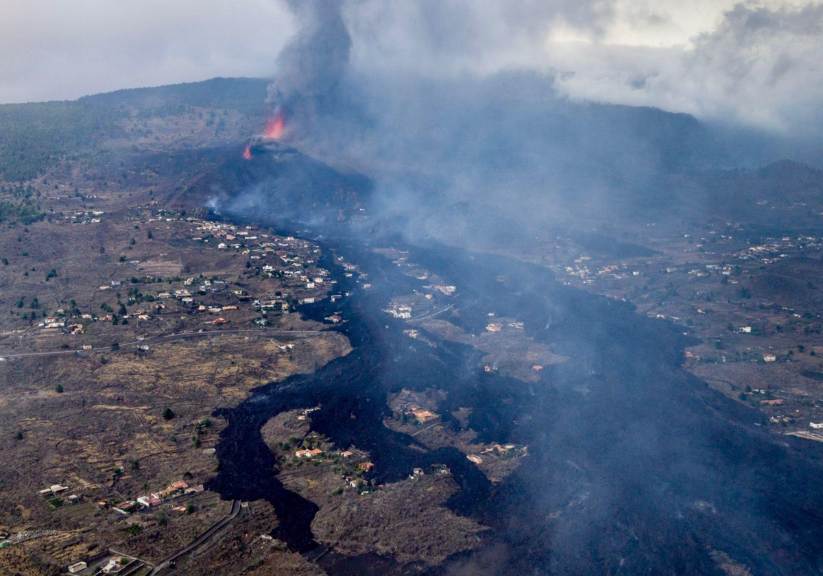 Erupción en La Palma desde el aire, con las coladas avanzando por el Valle de Aridane