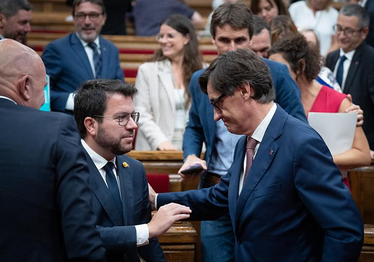 Pere Aragonès y Salvador Illa se saludan, en el Parlamento de Cataluña, tras la intervención del presidente autonómico, el martes