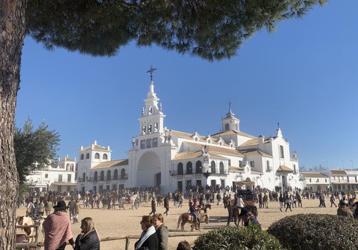 Santuario de la Virgen del Rocío en la aldea almonteña