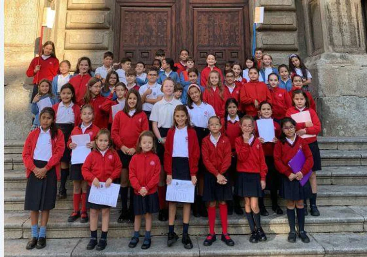 Los estudiantes, en la plaza del Ayuntamiento