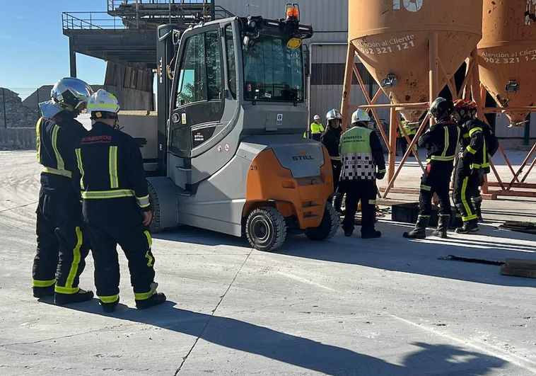 Los bomberos recuperan el cuerpo del hombre atropellado por una carretilla elevadora