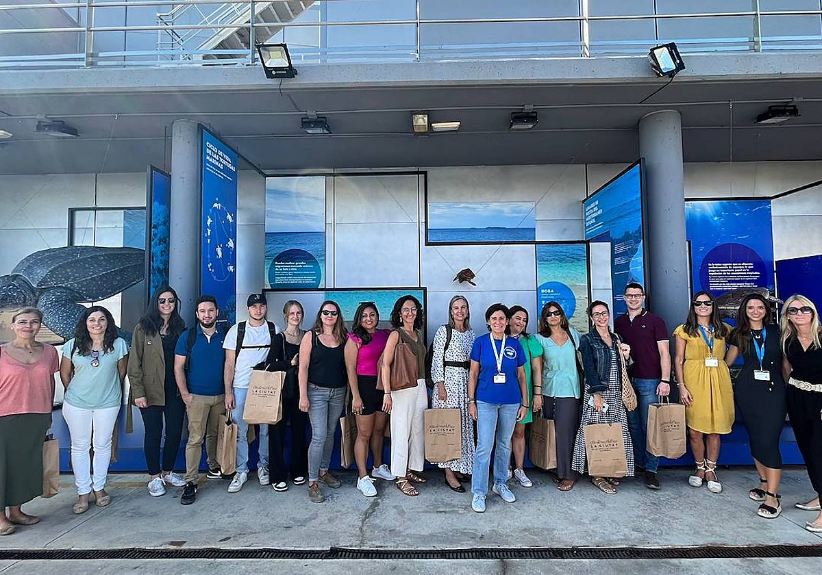 Imagen de los representantes de Visit Valencia en el Oceanogràfic por el Día Mundial del Turismo