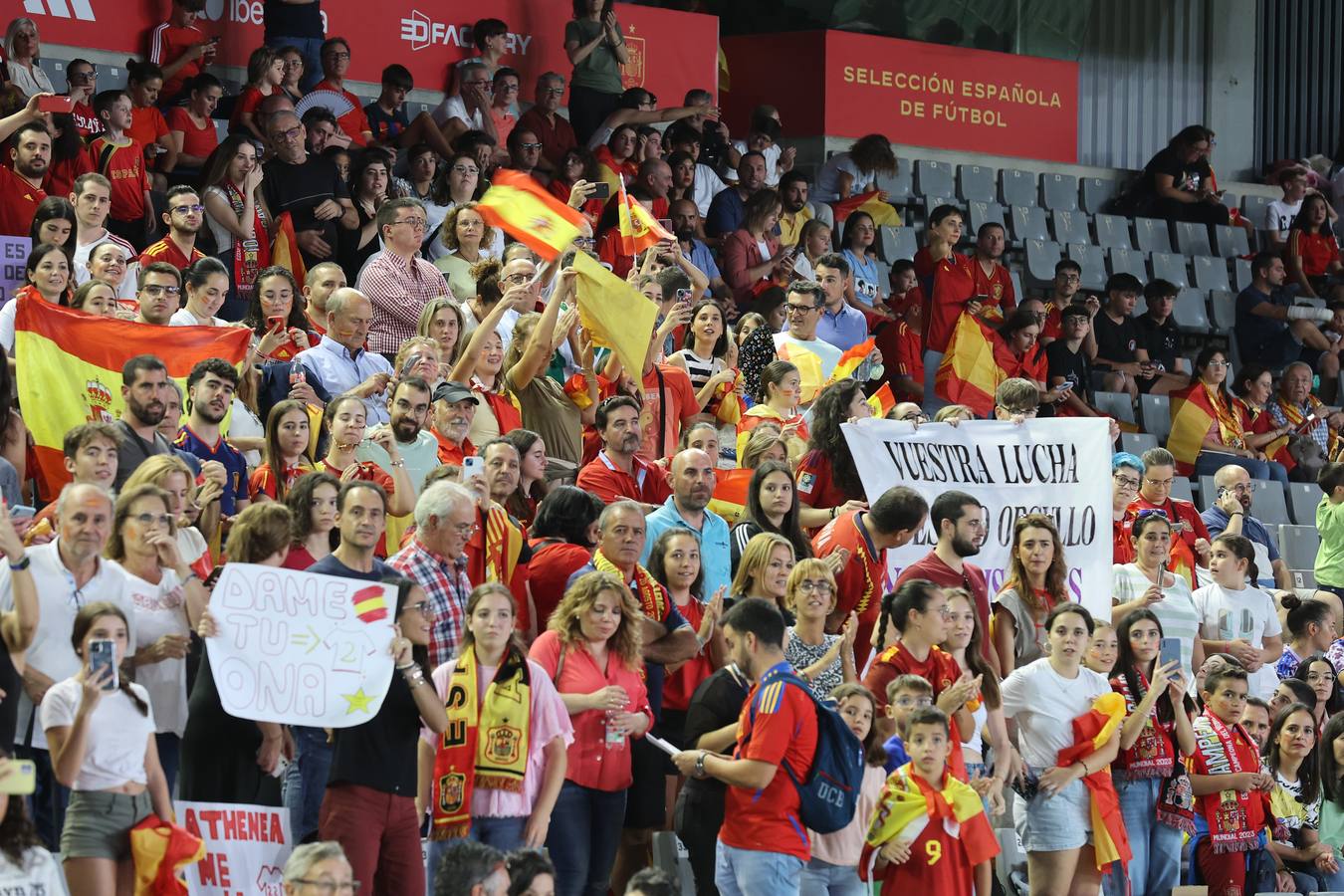 Fotos: La goleada de España a Suiza en El Arcángel