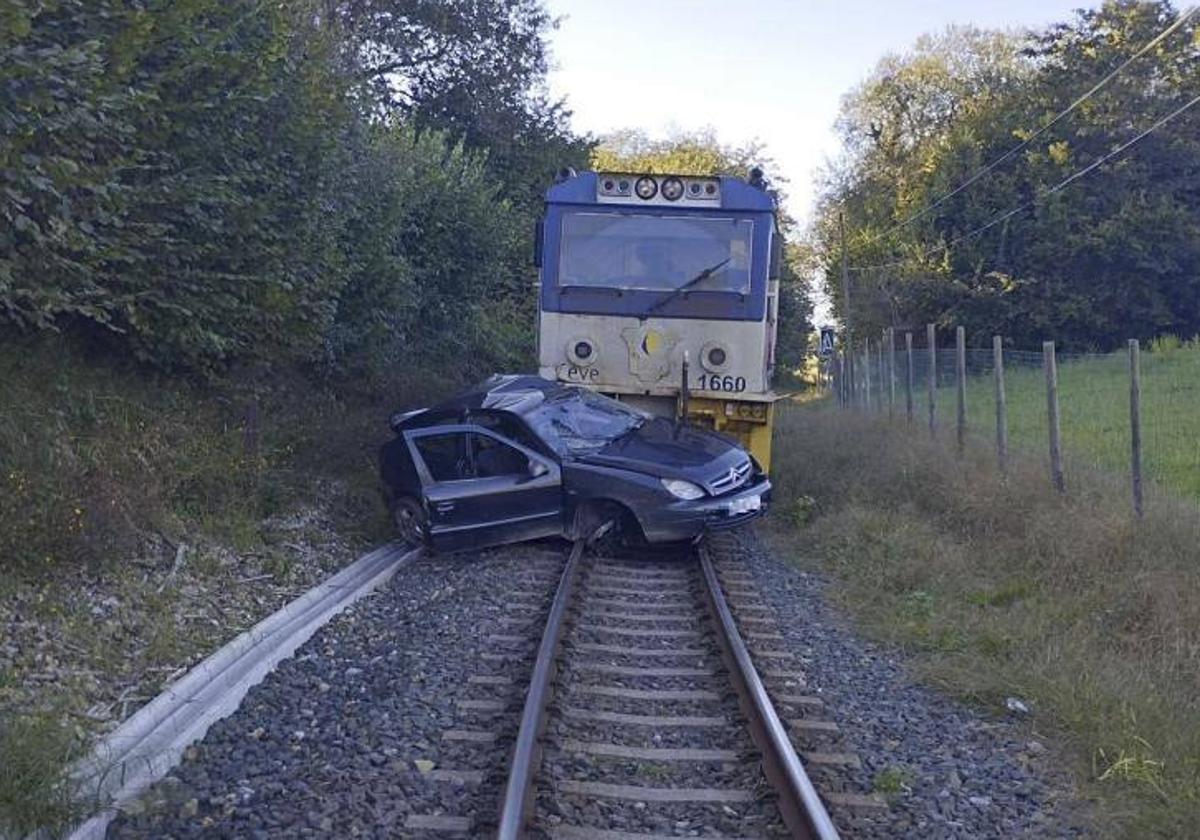 El coche tras ser arrollado por el tren